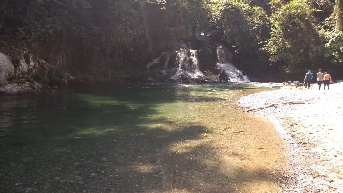 Charco de agua verde y transparente en el cañón del río Melcocho rodeado de bosque