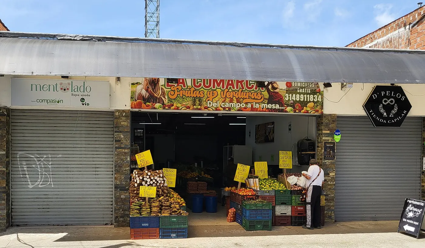 Frutería con frutas y verduras frescas en El Carmen de Viboral