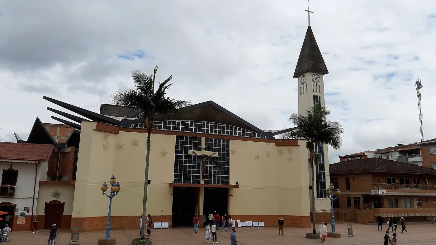 Fachada del templo de Nuestra Señora del Carmen en El Carmen de Viboral