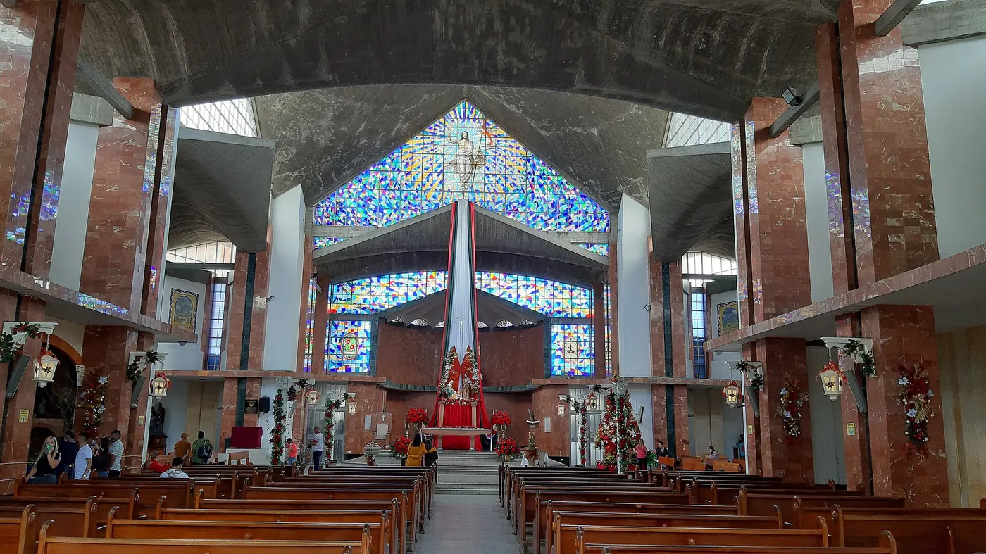 Interior del templo de El Carmen de Viboral con vitrales de colores