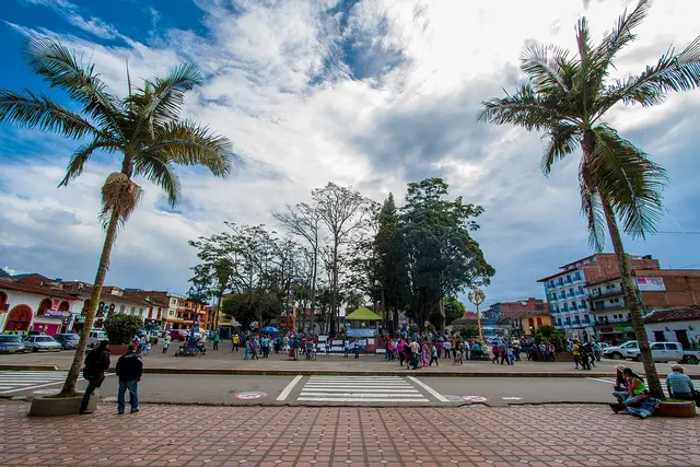 Parque principal de El Carmen de Viboral con palmas