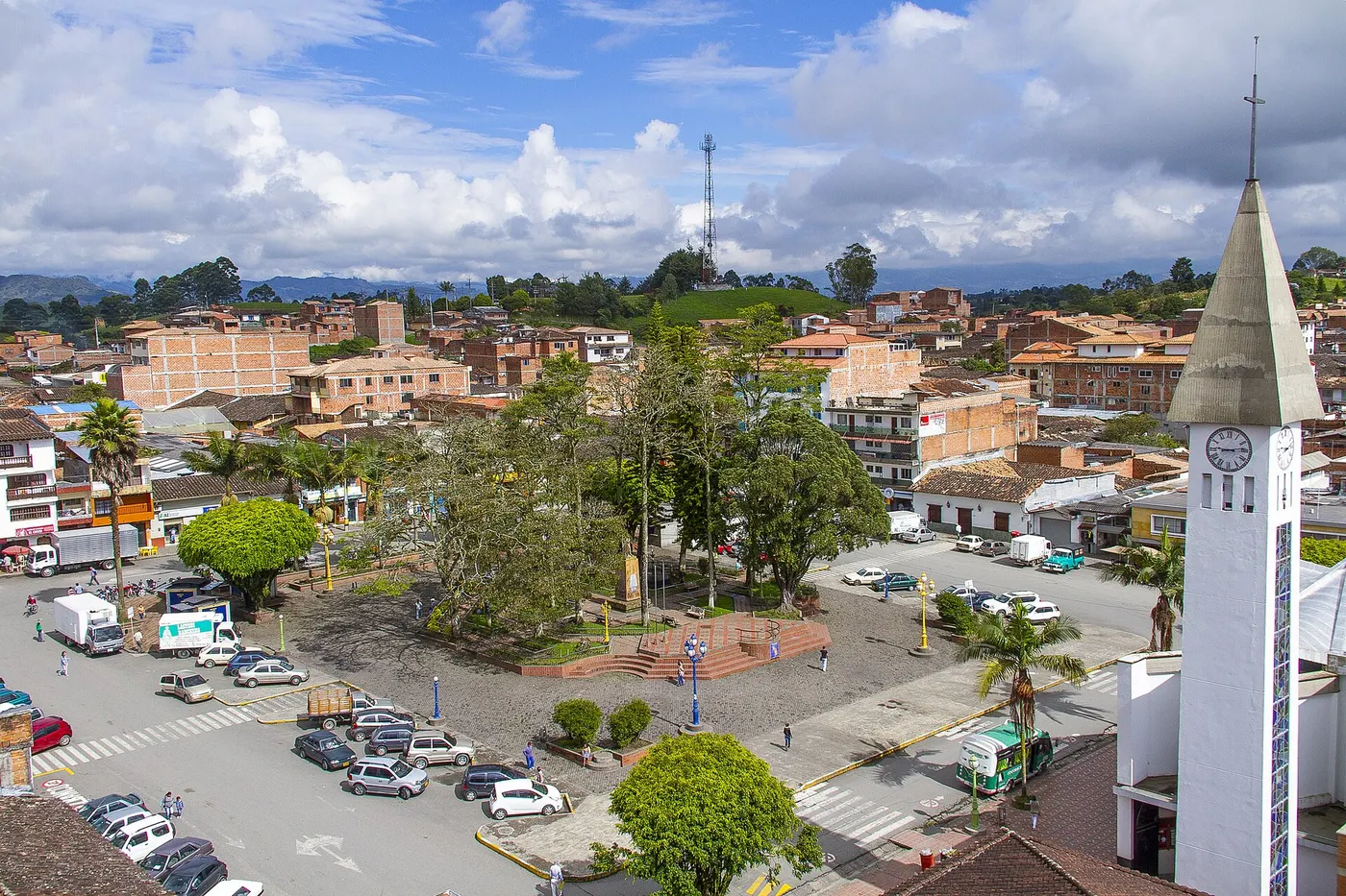 Vista del parque principal de El Carmen de Viboral con el templo y las montañas al fondo
